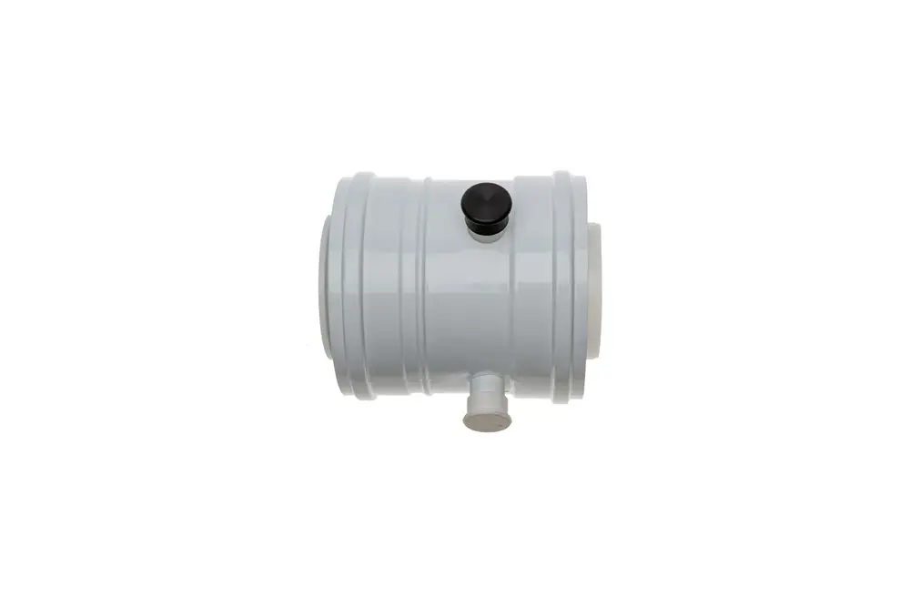 Grauer Adapter von Brötje mit einem seitlichen Anschluss und einem schwarzen Drehknopf. Der Adapter hat eine zylindrische Form und zwei Anschlussmöglichkeiten.